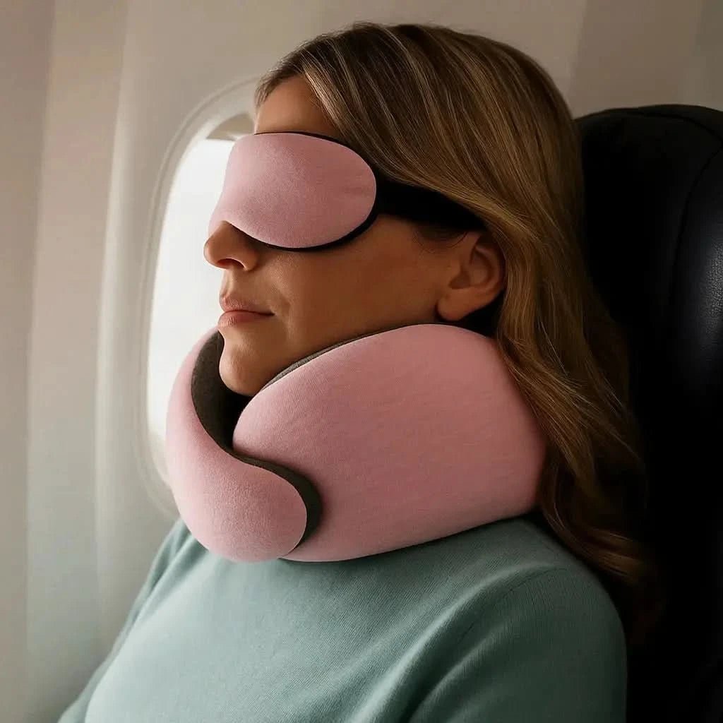 Femme utilisant l'oreiller de voyage ShoSens® avec un masque sur un vol, illustrant confort cervical optimal.